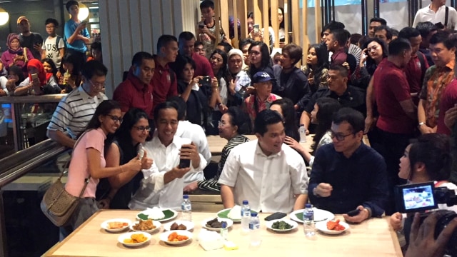 Presiden Joko Widodo makan siang di Grand Indonesia, Jakarta Pusat. Foto: Andesta Herli Wijaya/kumparan