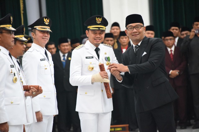 Gubernur Jawa Barat Ridwan Kamil berjabat tangan dengan Wali Kota Bogor masa jabatan 2019-2024, Bima Arya. Foto: Dok. Humas Pemprov Jabar