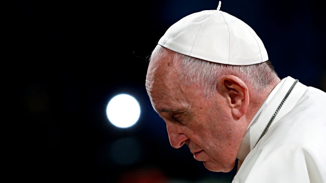 Paus Fransiskus sedang berdoa. Foto: Reuters/Yara Nardi