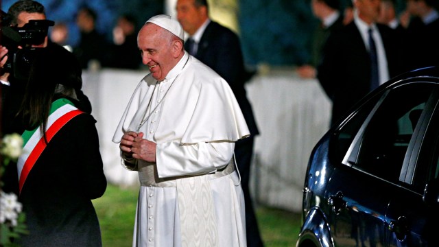 Paus Fransiskus tiba di Koloseum untuk memimpin prosesi Jalan Salib. Foto: Reuters/Yara Nardi