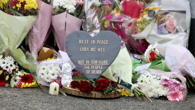 Sejumlah bunga diletakkan sebagai penghormatan terhadap Lyra McKee, jurnalis Irlandia Utara yang tewas terbunuh. Foto: AFP/Paul Faith