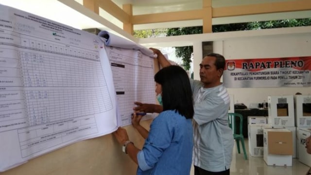 Petugas PPK Purworejo saat bersiap menggelar Rapat Pleno Rekapitulasi suara Pemilu 2019, di kantor Camat Purworejo, Kota Pasuruan, Sabtu (20/4/2019).