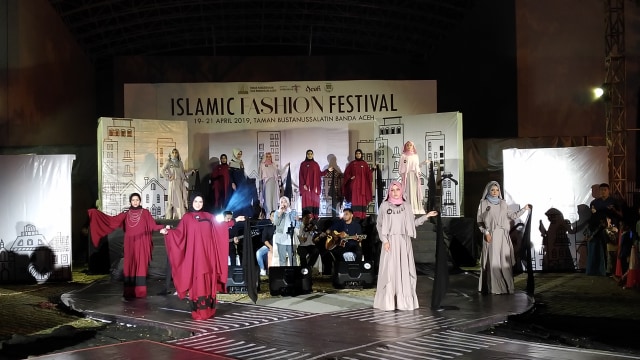 Model busana yang dipamerkan di Islamic Fashion Festival 2019 di Taman Bustanussalatin, Banda Aceh. Foto: Husaini/acehkini