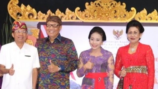 Gubernur Koster (ujung kiri) bersama Menteri UMKM, Bintang Puspayoga dan Putri Suastini, Sabtu (20/4) - kanalbali/RLS