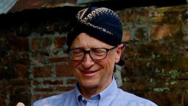 Bill Gates pakai Blangkon. Foto: Instagram/@thisisbillgates