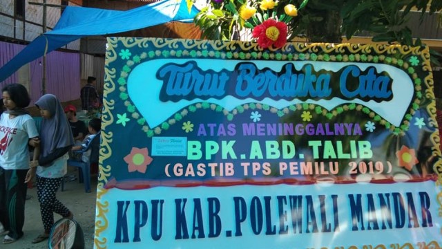 Karangan bunga dari KPU Polman untuk almarhum Abdul Talib. Foto: Istimewa