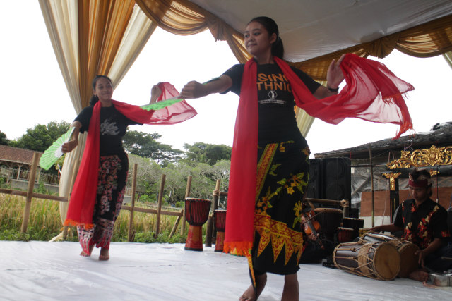 Para anak muda saat menari dalam acara ulang tahun Kampung Budaya Polowijen, Kota Malang, sabtu (20/4).(foto: Rino Hayyu S/Tugu Malang).