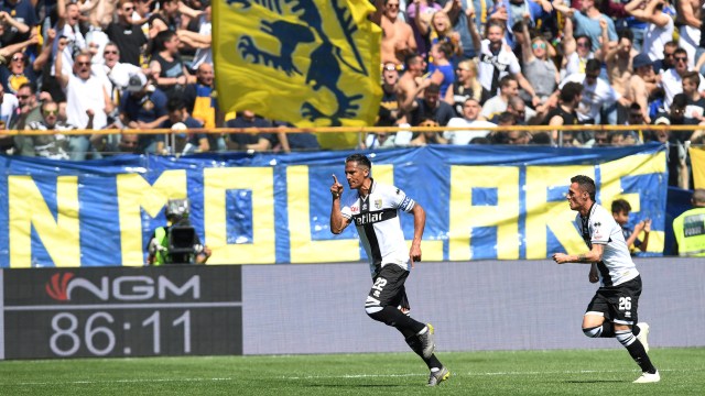 Bruno Alves (kiri) melakukan selebrasi setelah mencetak gol dalam laga AC Milan vs Parma. Foto: Jennifer Lorenzini/Reuters