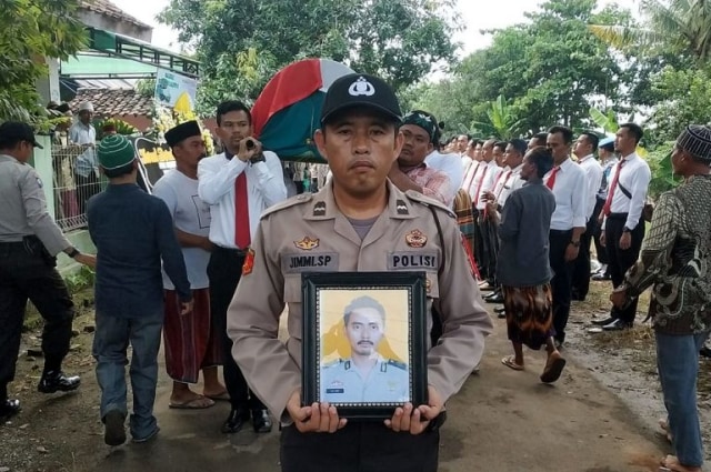 Almarhum Aipda (Anumerta) Mashadi NRP. 81030248 dimakamkan di TPU Desa Guwa Lor Blok Ledeng, Kecamatan Kaliwedi, Kabupaten Cirebon, Sabtu (20/4), pukul 09.30 WIB. (Nafis)