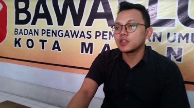 Koordinator Divisi Penindakan Bawaslu Kota Malang Hamdan Akbar Safara, ketika memberikan keterangan kepada media di kantor Bawaslu terkait coblos ulang di dua TPS, Sabtu (20/04). foto: ist 