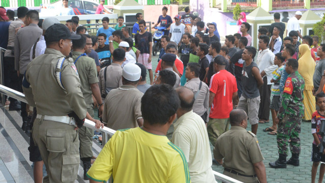 Sejumlah warga Kelurahan Tomalou tampak berkumpul di halaman Masjid Agung Nurul Bahar, di Kelurahan Tomalou. (Foto: Olis/cermat)