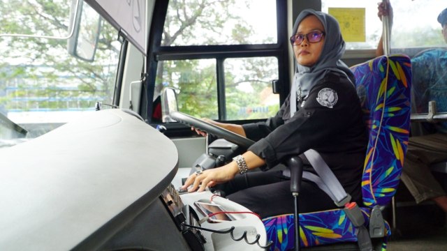 Sri Suprihartinah pengemudi bus BRT Koridor 1 jurusan Mangkang Penggaron. Foto: Afiati Tsalitsati/kumparan