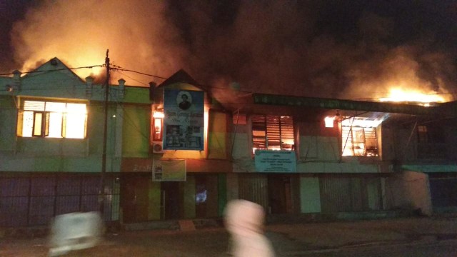 Kebakaran lima ruko di Kota Sorong. Foto:Jeje/balleo-kumparan