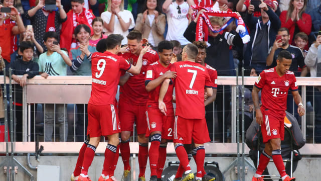 Pemain-pemain Bayern Muenchen merayakan gol. Foto: REUTERS/Michael Dalder