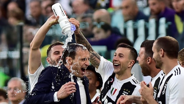 Allegri diguyur oleh pemain-pemain Juventus. Foto: REUTERS/Massimo Pinca