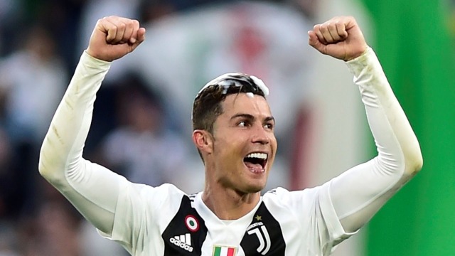 Cristiano Ronaldo senang. Foto: REUTERS/Massimo Pinca