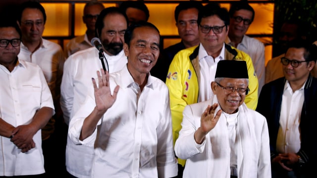 Paslon capres-cawapres nomor urut 01 Jokowi-Ma'ruf Amin melambaikan tangan usai menyampaikan pidato terkait Quick Count, Jakarta. Foto: Reuters/Willy Kurniawan