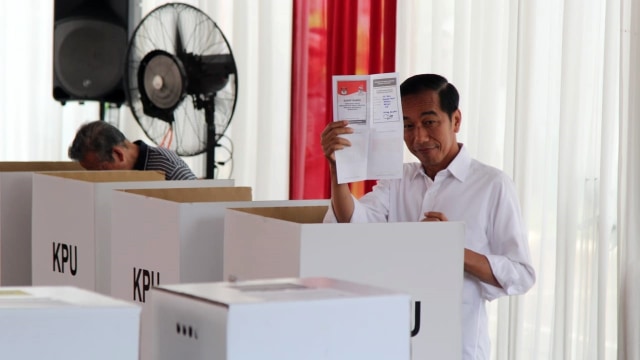 Jokowi menunjukkan surat suaranya saat hendak mencoblos di Gambir, Jakarta. Foto: Nugroho Sejati/kumparan