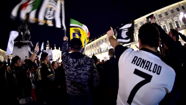 Suporter Juventus merayakan kemenangan Liga Italia di Turin, Italia. Foto: REUTERS