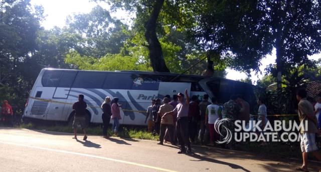 Petugas masih melakukan evakuasi korban terjepit badan bus pariwisata yang mengalami kecelakaan di Jalan Provinsi ruas Waluran-Jamapng Kulon, tepatnya di Desa Sukamukti, Kecamatan Waluran, Kabupaten Sukabumi, Minggu (21/4/2019). | Sumber Foto: Ragil Gilang