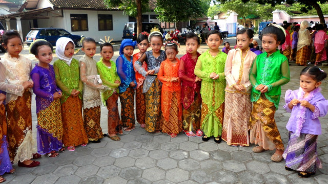 Lomba baju adat di Hari Kartini. Foto: Shutterstock