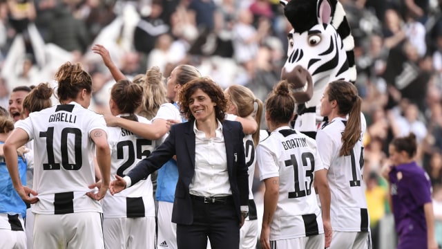 Rita Guarino merayakan kemenangan bersama Tim Wanita Juventus di Allianz Stadium. Foto: Marco BERTORELLO / AFP
