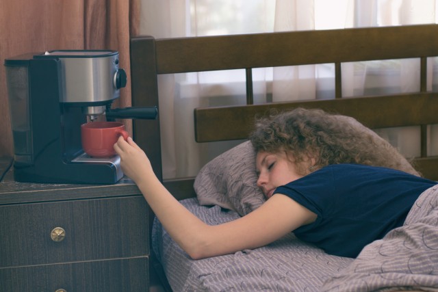 Ilustrasi minum kopi setelah bangun tidur Foto: Shutterstock