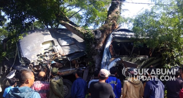 Kondisi bus pariwisata pengangkut pelajar MAN 3 Sukabumi yang mengalami kecelakaan di Jalan Waluran - Jampang Kulon, tepatnya di Desa Sukamukti, Kecamatan Waluran, sekitar pukul 05.00 WIB, Minggu (21/4/2019). | Foto: Ragil Gilang