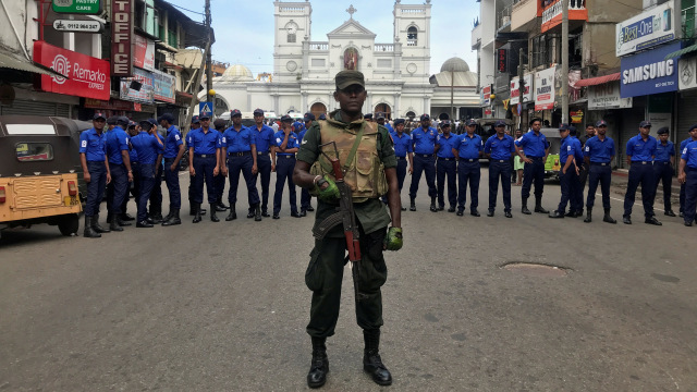 Penjagaan ketat dari militer Sri Lanka setelah terjadinya bom di Gereja St. Anthony's Shrine, Kochchikade. Foto: REUTERS/Dinuka Liyanawatte