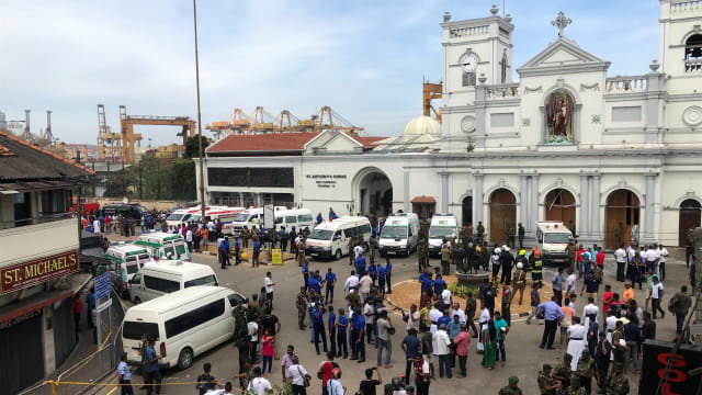 Suasana Gereja di Sri Lanka setelah terjadinya bom di St. Anthony's Shrine, Kochchikade. Foto: REUTERS/Dinuka Liyanawatte