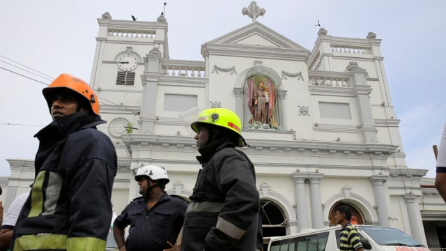 Sejumlah petugas pemadam kebakaran berada di sekitar di gereja St. Anthony setelah ledakan di Kolombo, Sri Lanka. Foto: AP / Eranga Jayawardena