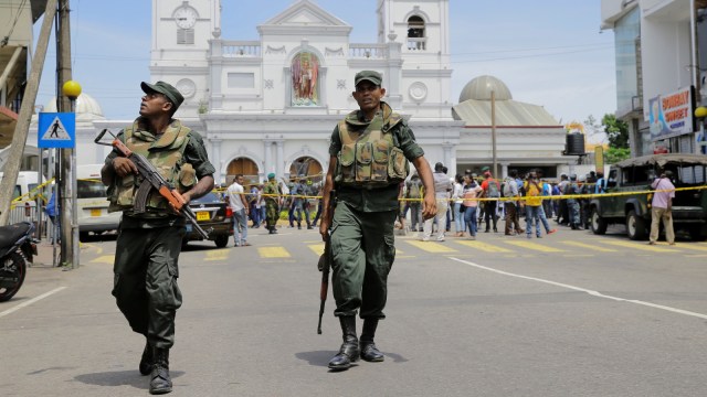 Sejumlah petugas keamanan Sri Lanka berjaga di sekitar di gereja St. Anthony setelah ledakan di Kolombo, Sri Lanka. Foto: AP / Eranga Jayawardena
