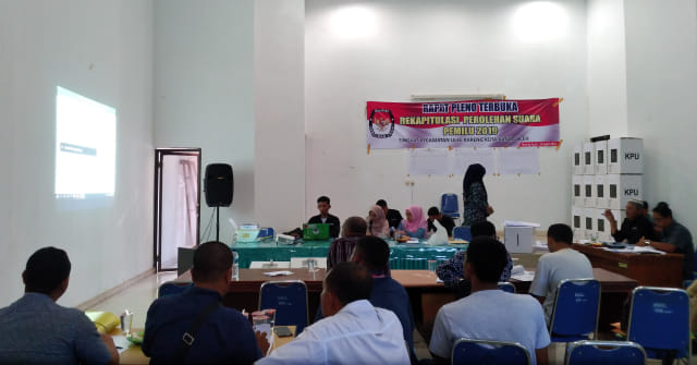 Rapat rekapitulasi perolehan suara Pemilu 2019 di tingkat kecamatan di Kota Banda Aceh, Jumat (19/4). Foto: Husaini/acehkini