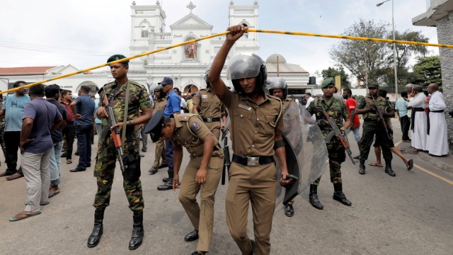 Sejumlah petugas keamanan Sri Lanka berada di sekitar ledakan gereja St. Anthony di Sri Lanka. Foto: REUTERS/Dinuka Liyanawatte