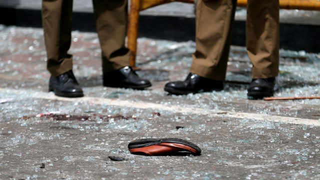 Sepatu milik korban ledakan geraja St. Anthony di Sri Lanka. Foto: REUTERS/Dinuka Liyanawatte