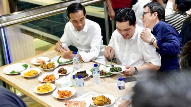 Joko Widodo (kiri) saat makan bersama dengan ketua Tim Kampanye Nasional (TKN) Erick Thohir (tengah). Foto: Dok. Tim Kampanye Nasional