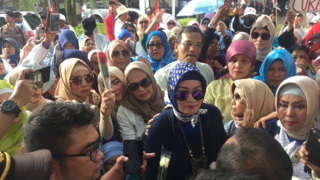 Sejumlah emak-emak demo di depan gedung KPU, Jalan Imam Bonjol, Minggu, Jakarta (21/4). Foto: Raga Imam/kumparan