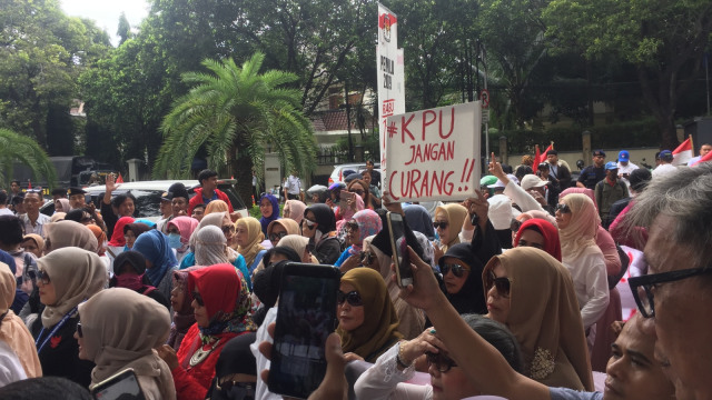 Sejumlah emak-emak demo di depan gedung KPU, Jalan Imam Bonjol, Minggu, Jakarta (21/4). Foto: Raga Imam/kumparan