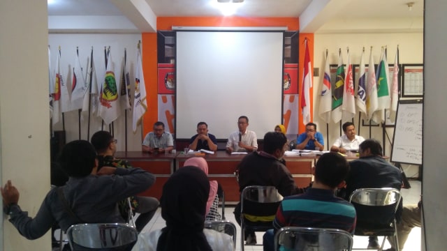 Para pimpinan Komisi Pemilihan Umum (KPU) Kota Malang saat memberi penjelasan kepada media, minggu (21/4).(foto: Gigih Mazda/Tugu Malang).
