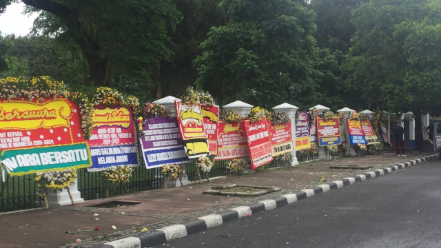 Sejumlah karangan bunga ucapan selamat di depan Istana Negara. Foto: Raga Imam/kumparan