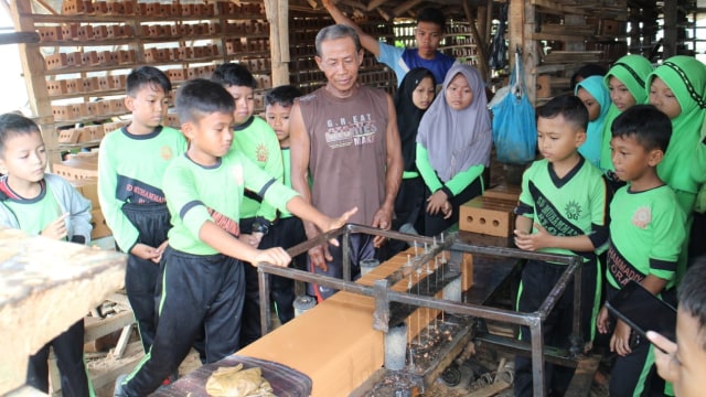 Siswa-siswi SD Muhamadiyah Blora,belajar membuat keramik, genting pres dan batu bata ekspose di Desa Balong Kecamatan Jepon Kabupaten Blora. Sabtu (20/04/2019)