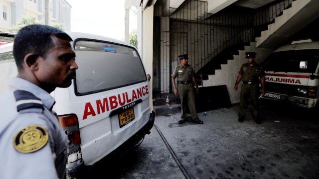 Sebuah mobil ambulans evakuasi korban ledakan gereja dan hotel di Sri Lanka. Foto: REUTERS / Dinuka Liyanawatte
