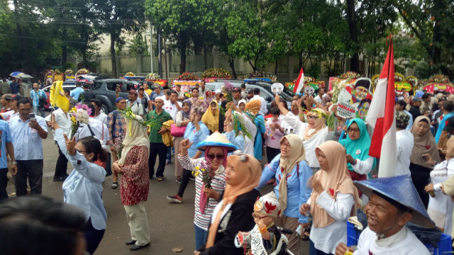 Kelompok emak-emak pendukung Prabowo-Sandi berjoget bersama di depan rumah Prabowo,  Jalan Kertanegara. Foto: Fahrian Saleh/kumparan