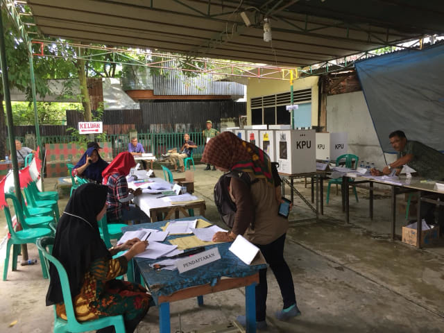 Proses pemungutan suara di TPS 011 di Palembang (Urban Id)