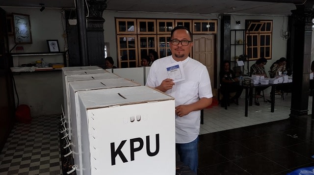 Ketua DPC PDI Perjuangan Kota Manado, Richard H Sualang saat menyalurkan hak suaranya pada Pemilu 17 April 2019
