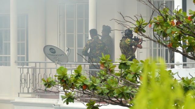 Sejumlah petugas khusus (STF) Sri Lanka selama penggerebekan setelah ledakan bunuh diri di daerah Orugodawatta di ibukota Kolombo, Sri Lanka. Foto: AFP/ISHARA S. KODIKARA