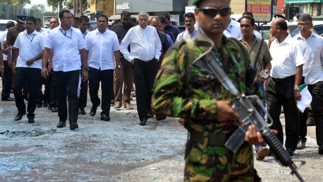 Perdana Menteri Sri Lanka Ranil Wickremasinghe (tengah) mengunjungi lokasi ledakan di gereja St. Anthony's Shrine di Kochchikade di Colombo, Sri Lanka. Foto: AFP/ISHARA S. KODIKARA