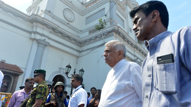 Perdana Menteri Sri Lanka Ranil Wickremasinghe (kedua kanan) mengunjungi lokasi ledakan di gereja St. Anthony's Shrine di Kochchikade di Colombo, Sri Lanka. Foto: AFP/ISHARA S. KODIKARA