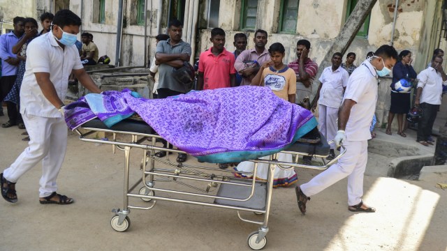 Sejumlah petugas rumah sakit evakuasi korban ledakan gereja di Batticaloa di Sri Lanka timur. Foto: AFP/LAKRUWAN WANNIARACHCHI