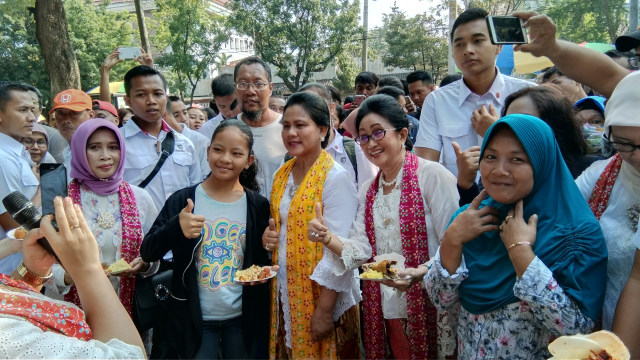 Iriana Jokowi (tengah) sedang berfoto bersama dengan pengurus Himpunan Ratna Busana (HRB) dan masyarakt Kota Solo pada Minggu (21/4/2019). (Tara Wahyu N.V.)